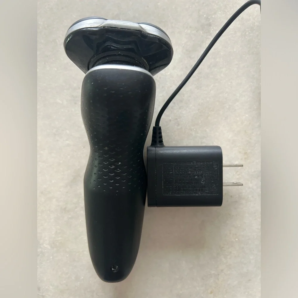 Philips Norelco Series 5000 Shaver Cordless With Charger Good Working Condition